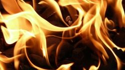 Пожар на чердаке в Долинске днем 28 января потушили 15 человек