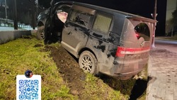 Пьяный водитель «Делики» вылетел с дороги на тротуар в Корсакове 