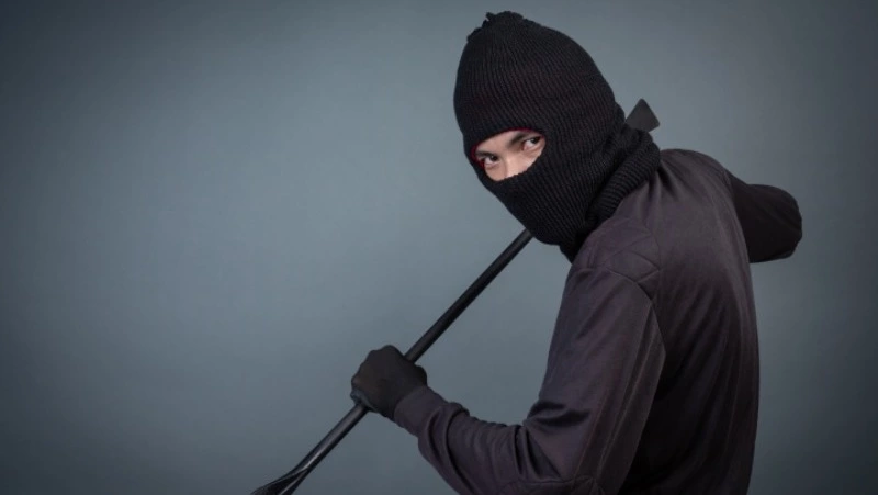 Макаровчанина подозревают в краже канализационных колец у родной сестры 