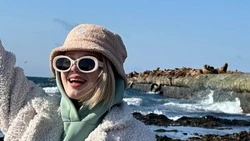 Девушка из Сибири передала привет родителям в Омск на фоне сахалинских сивучей