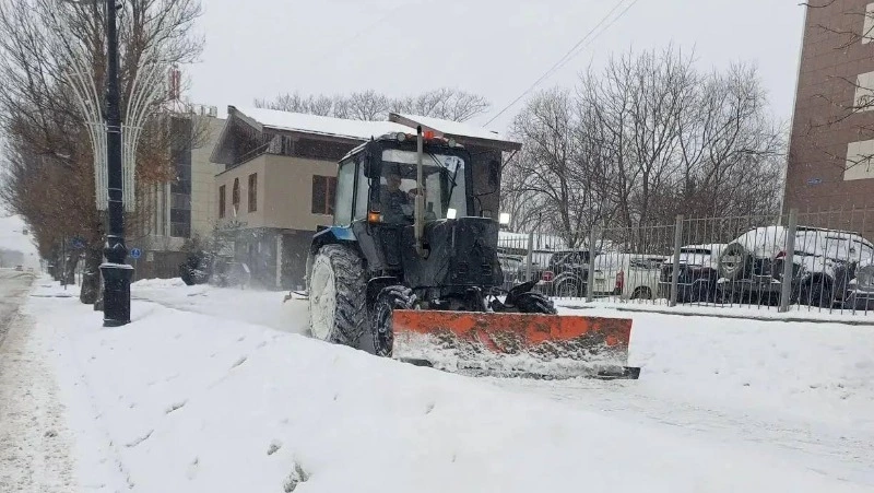 Более 50 единиц спецтехники уберут снег с дорог Южно-Сахалинска