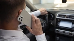 Водителям могут разрешить предъявлять права с помощью MAX