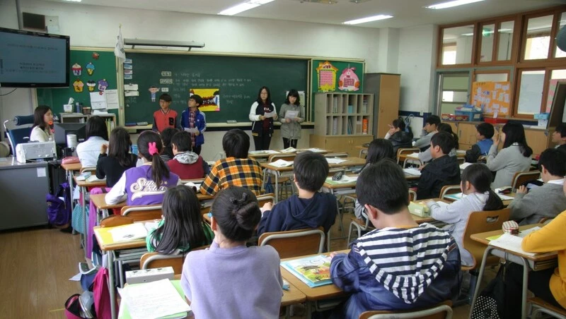 Отличившихся педагогов наградили в Южно-Сахалинске
