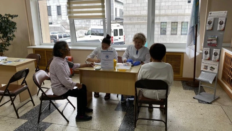 Жители Южно-Сахалинска проверили свое здоровье в областной библиотеке