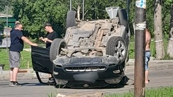 Из-за аварии в Александровске-Сахалинском легковушка пролежала перевернутой до прибытия спасателей