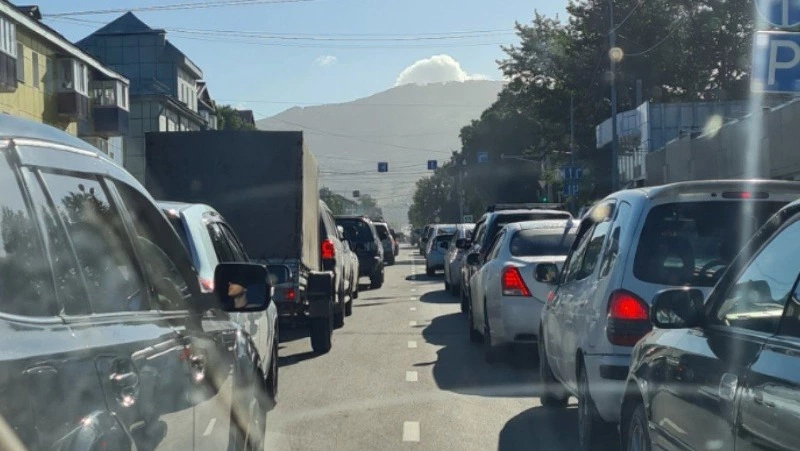Дом снести, полосу расширить: Вишневский предложил выход водителям Южно-Сахалинска