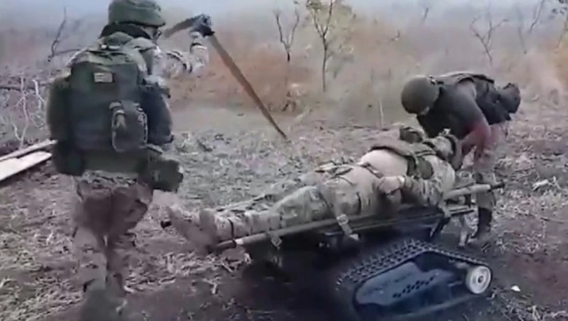 Сахалинские бойцы в зоне СВО получили гусеничную платформу для перевозки раненых