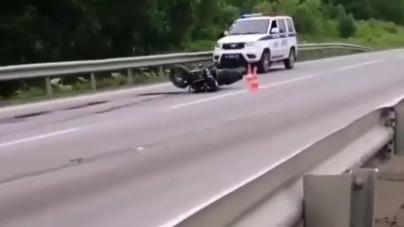 В Долинском районе мотоцикл влетел в иномарку с женщиной и маленьким ребенком