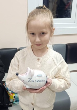 «Хочу, чтобы все вернулись домой»: девочка с Сахалина отдала свою копилку в поддержку бойцов СВО