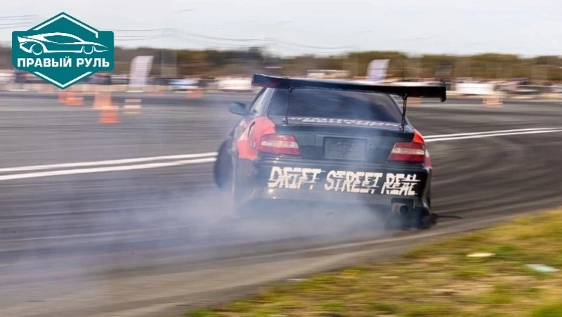 Дым из-под колес и рев моторов: островные пилоты устроили дрифт-битву на Сахалине