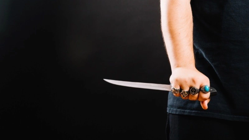 Сахалинец приставил нож к горлу девушке своего брата и угрожал убить ее