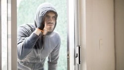 Житель села в Анивском районе ограбил мать друга