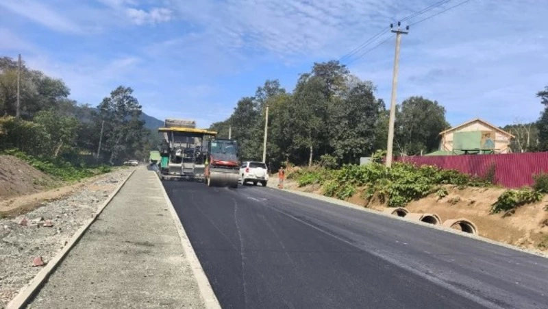 На участке трассы в Южно-Сахалинске установили водопропускные трубы