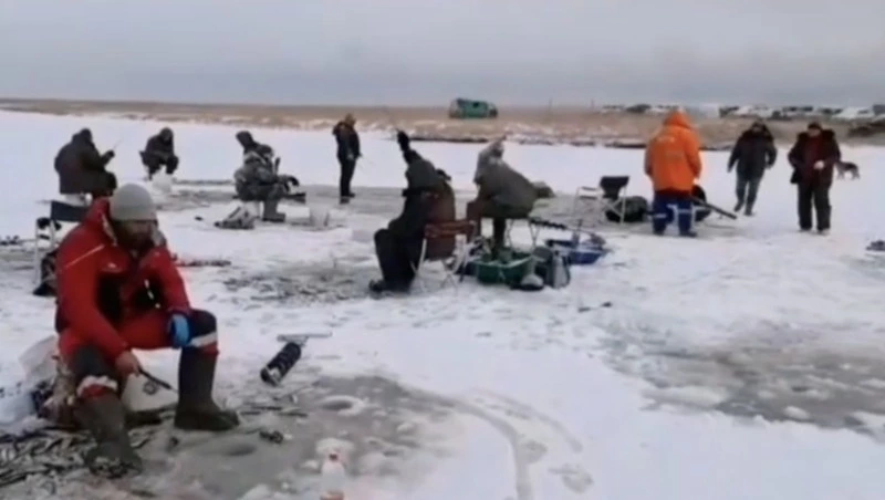 Жители Сахалина вышли на Лунский залив 12 ноября в погоне за корюшкой