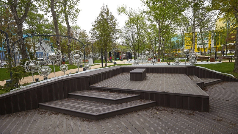 Вандалы не стали ждать открытия сквера в Южно-Сахалинске