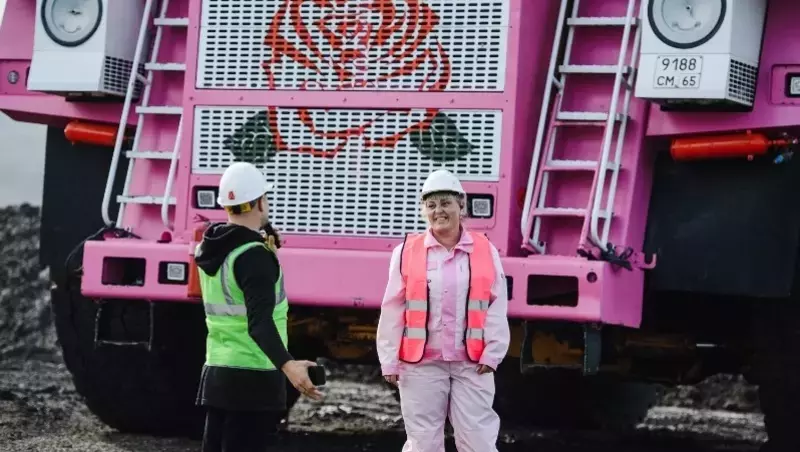 Борщ подождет: женский экипаж управляет 130-тонным карьерным самосвалом на Сахалине 