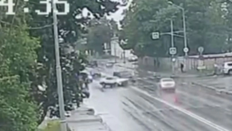 Легковушка протаранила внедорожник на перекрестке Железнодорожная — Телеграфная в Южно-Сахалинске