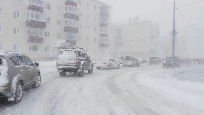 Внезапная метель на Сахалине закрыла дороги и задержала рейсы