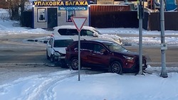 Две «Тойоты» и столб попали в ДТП возле аэропорта Южно-Сахалинска