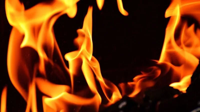 В Тымовском загорелась жилая одноэтажка