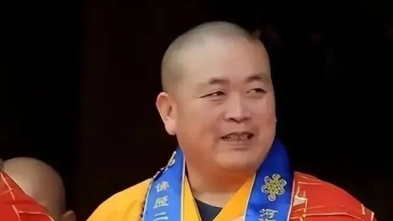 Настоятеля китайского храма Шаолинь заподозрили в кражах и порочных связях с женщинами