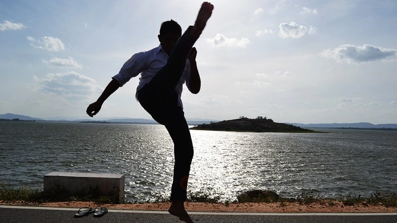 В Невельске 16-летний подросток ударил полицейского ногой по лицу