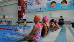 На уроки плавания отправили первоклашек Сахалина. Это бесплатно