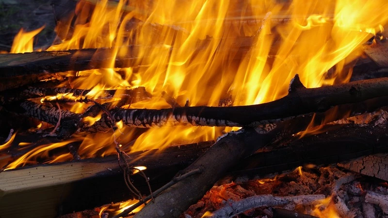 В Ногликах пожарным пришлось тушить мусор в подвале