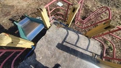 На юге Сахалина обеспокоены состоянием «убитой» детской площадки