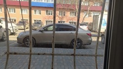Женщина прокатилась на автомобиле по тротуару в Южно-Сахалинске
