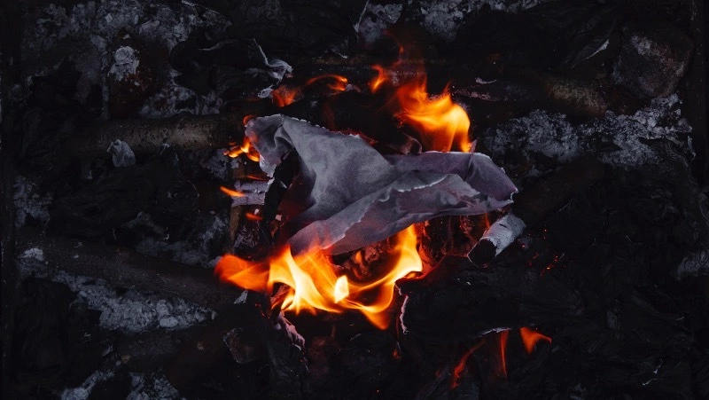 В Холмске пожарные почти час тушили горящую квартиру в расселенном доме