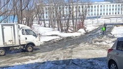 Многодетная жительница села Быков сломала ногу из-за нерасчищенной дороги