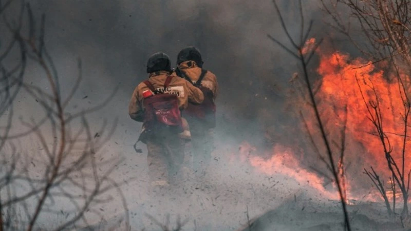 В Южно-Сахалинске полыхала бытовка – пожарные справились с огнем за полчаса