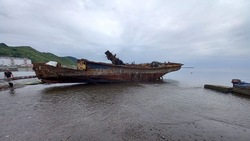 «Военный тральщик» весом больше 50 тонн подняли со дня моря в Невельском районе