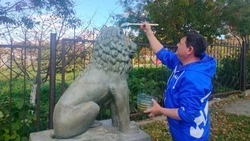 Партийцы и молодогвардейцы привели в порядок бульвар в Холмске