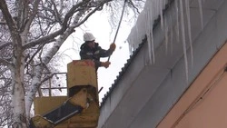 Промышленные альпинисты спасают жителей Южно-Сахалинска от сосулек