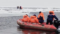 МЧС опубликовало кадры спасения рыбаков с ребенком с дрейфующей льдины на Курилах