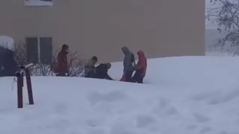 «Господи, вот это страшно»: медики несли пациента на носилках сквозь сугробы