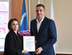 На Сахалине впервые вручили сироте сертификат на покупку жилья