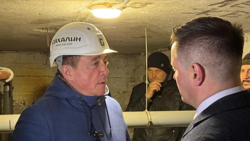 Валерий Лимаренко проверил качество ремонта в доме, где проживают сахалинские военнослужащие 