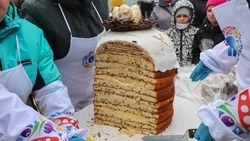 Жители Корсакова попробовали 30-килограммовый Царь-кулич в честь Светлой Пасхи