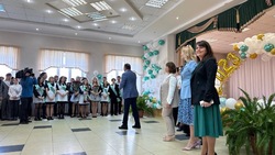 Губернатор Валерий Лимаренко поздравил выпускников школы Анивы с последним звонком