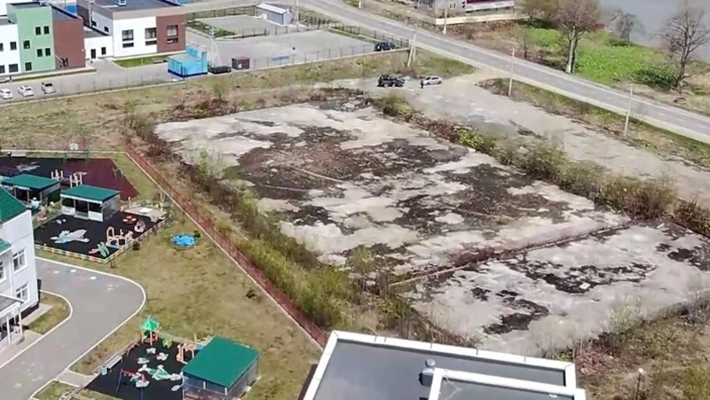 Судьбу недостроенного спортобъекта в Аниве обсуждали прямо на фундаменте