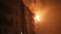 Крышу пострадавшего в пожаре жилого дома в Невельске восстановят до весны