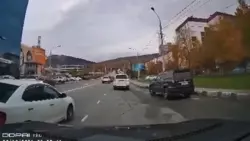 Водители устроили «войну» за полосу на дороге в Южно-Сахалинске