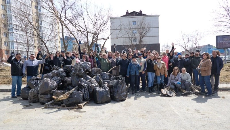 Тысячи жителей Южно-Сахалинска вышли на субботник 