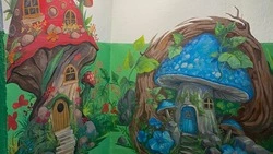 Персонажей из мультфильмов времен СССР нарисовали на стенах подъезда в Охе