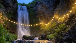 Водопад в Корсаковском районе украсили подсветкой