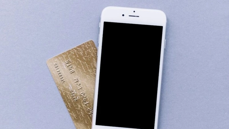 На Сахалине житель Бурятии присвоил себе найденный смартфон и 7 тысяч рублей с банковской карты