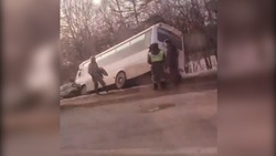Иномарка попала под колеса пассажирского автобуса в Южно-Сахалинске